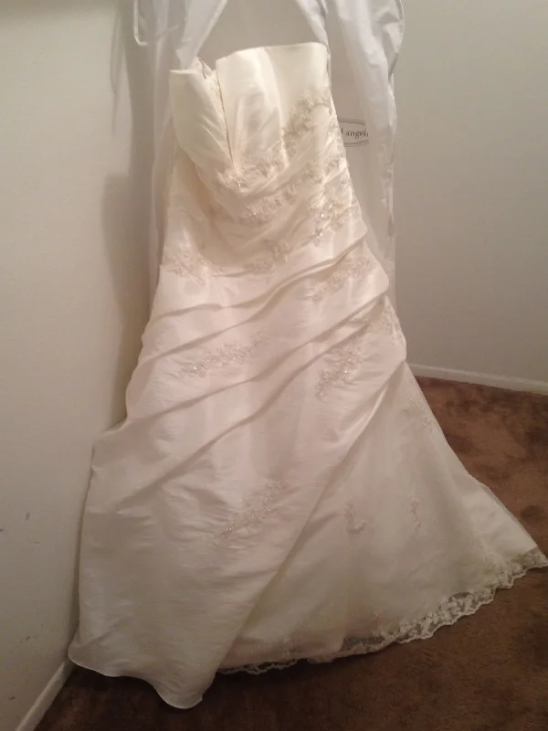 Closeout Sale Alfred Angelo 2082W